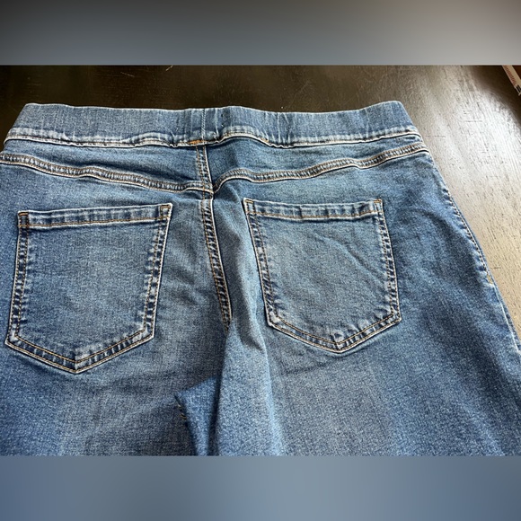 Laura Skinny Jeans Blue Denim White Floral Embroidery Size 12 Stretchy - Picture 10 of 12